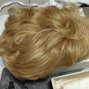 I'm selling this nice short wig